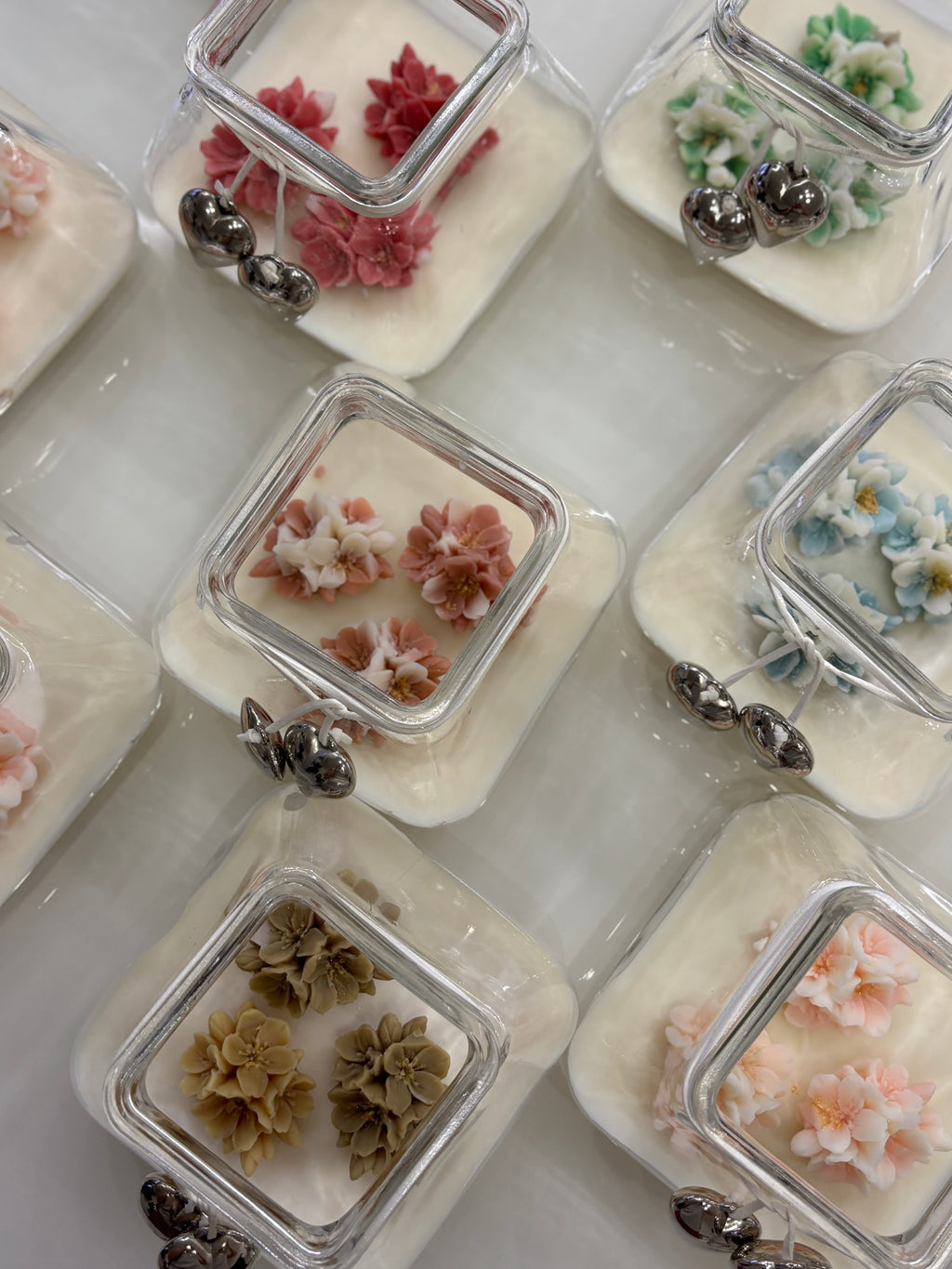 Contenitore in vetro con fiori di ciliegio