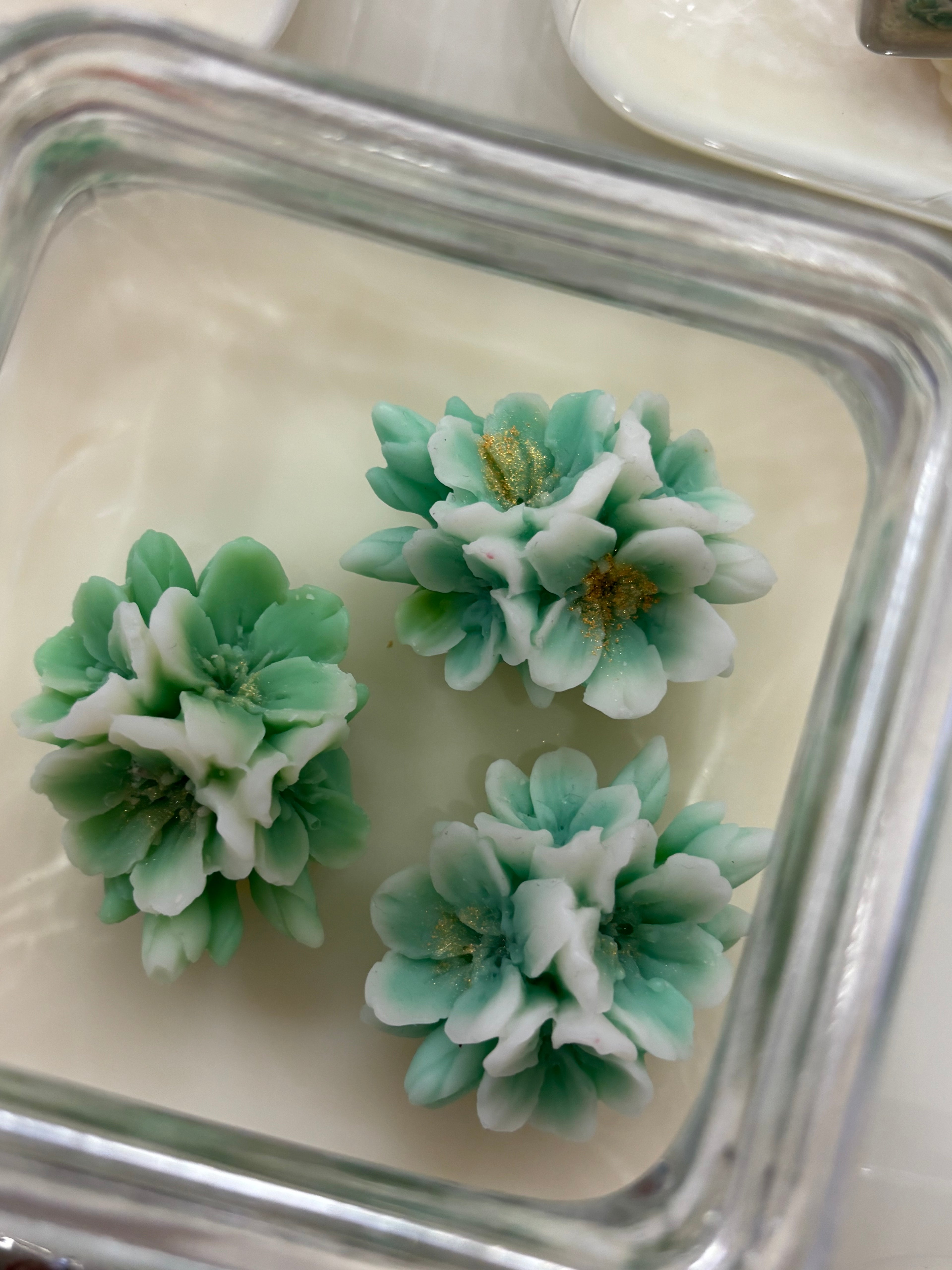 Contenitore in vetro con fiori di ciliegio
