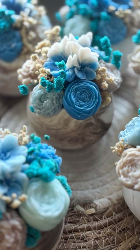 Vaso Effetto Marmo con Fiori Profumati in Cera - Bomboniera Personalizzabile