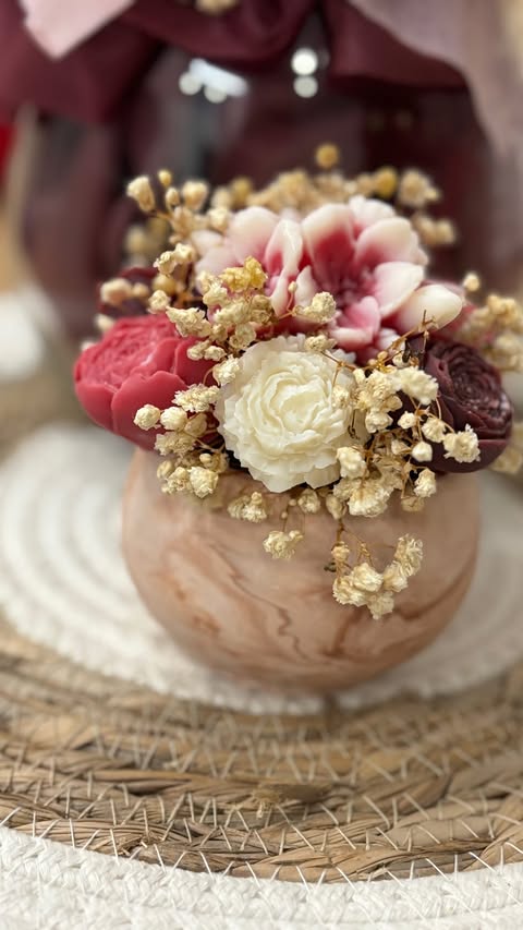 Vaso Effetto Marmo con Fiori Profumati in Cera - Bomboniera Personalizzabile